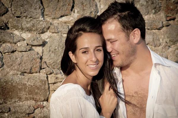 Pareja de pie en la pared rocosa — Foto de Stock