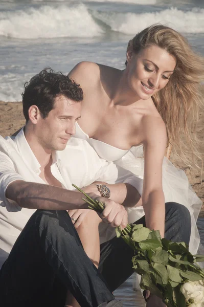 Casal sentado na praia — Fotografia de Stock