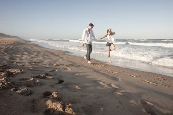 Couple marchant sur la plage — Photo