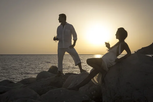 Pareja disfrutando del vino — Foto de Stock