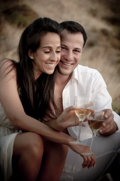 Paar genießt Wein beim Picknick — Stockfoto