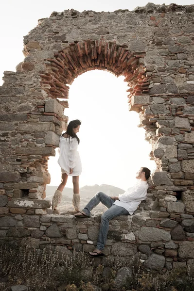 Couple sous arche en pierre — Photo