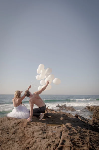 Casal com balões na praia — Fotografia de Stock