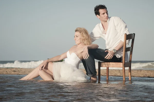 Casal sentado na praia — Fotografia de Stock