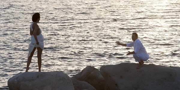 Coppia romantica all'oceano — Foto Stock