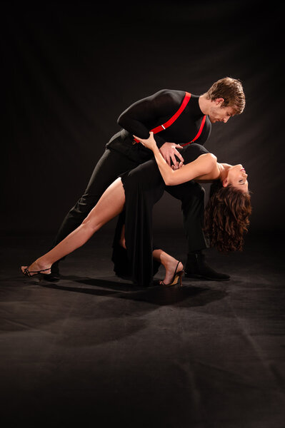  Пара танцующих танго
