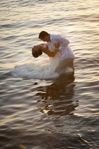 Coppia di sposi che balla in acqua — Foto Stock