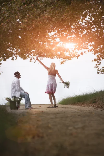 Pareja teniendo un momento romántico — Foto de Stock