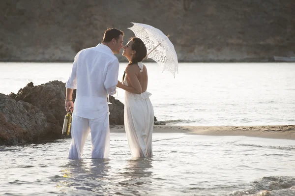 Pareja de pie en el agua del océano —  Fotos de Stock