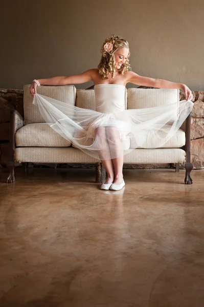 Krásná nevěsta sedí na pohovce — Stock fotografie