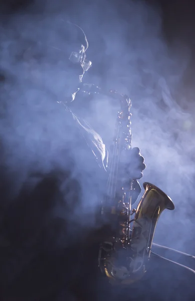 Musiker spelar saxofon — Stockfoto