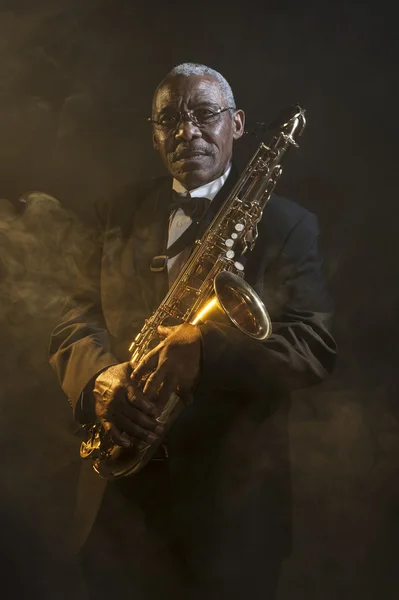Saxofonist mit Halteinstrument — Stockfoto