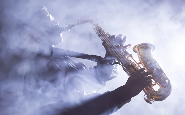 Músico tocando el saxofón — Foto de Stock