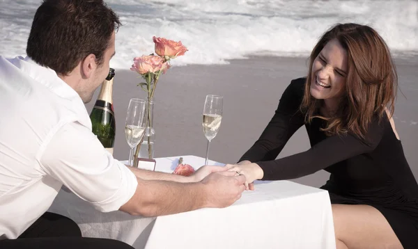 Casal apaixonado na praia — Fotografia de Stock