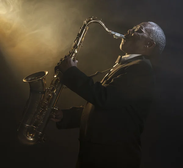 Saxofonist spelen op instrument — Stockfoto