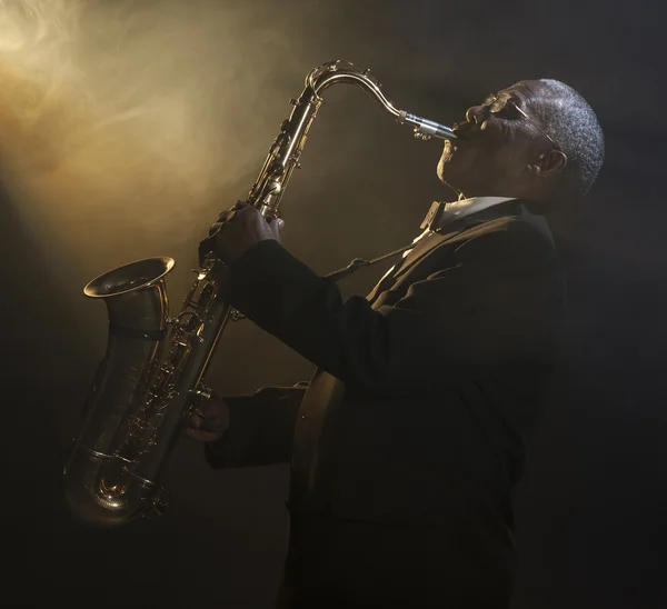 Saxophonist playing on instrument — Stock Photo, Image