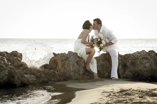 Pareja besándose en la playa —  Fotos de Stock