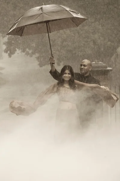 Indian couple under rain — Stock Photo, Image