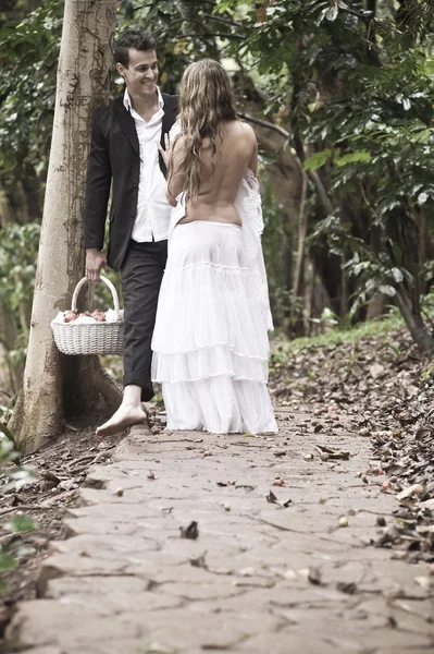 Couple sexy en amour dans la forêt — Photo