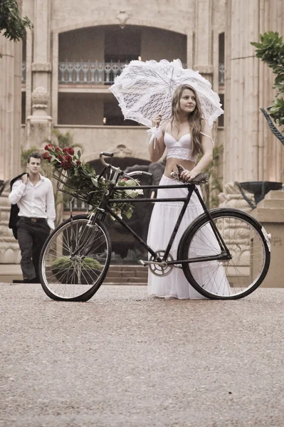 Groom and bride with vintage bicycle — Stock Photo, Image