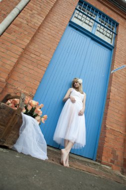 Gelinle bir çiçek sepeti