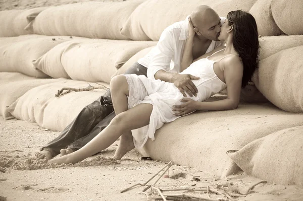 Indian couple kissing — Stock Photo, Image