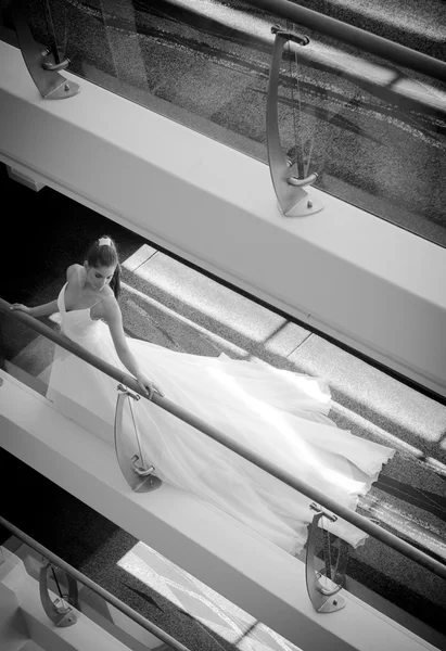 Sposa in piedi nel centro commerciale — Foto Stock