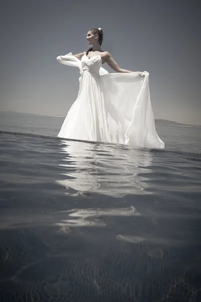 Sposa in piedi in acqua — Foto Stock