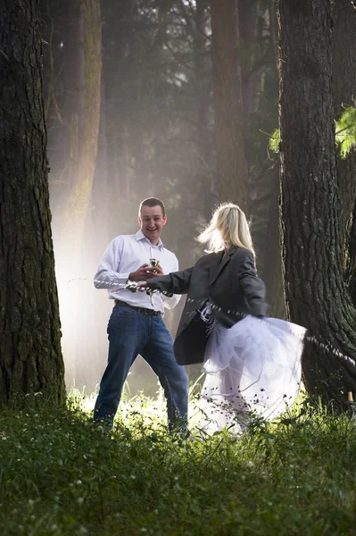 Verliebtes Paar im Wald — Stockfoto