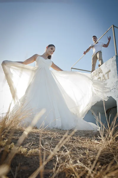 Femme en robe de mariée sur herbe jaune — Photo