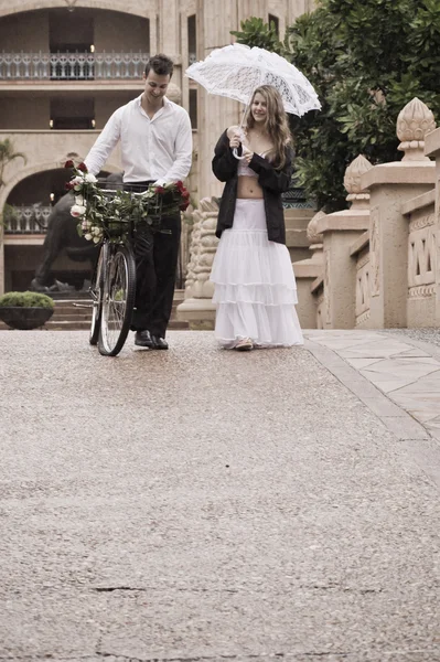 Жених и невеста, идущие по улице — стоковое фото