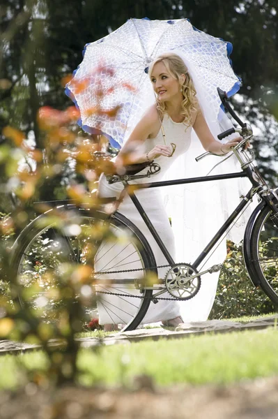 Panna Młoda, opierając się na rower — Zdjęcie stockowe