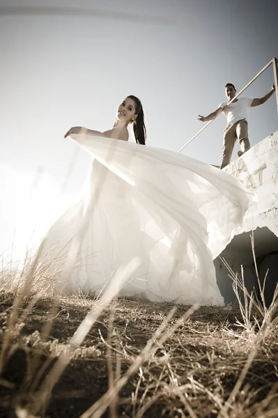 Esküvői ruha sárga fű nő — Stock Fotó