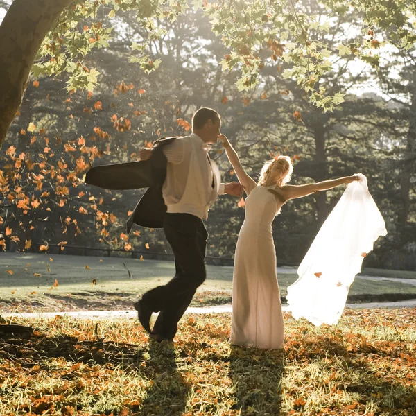 Bruid en bruidegom dansen in bos — Stockfoto