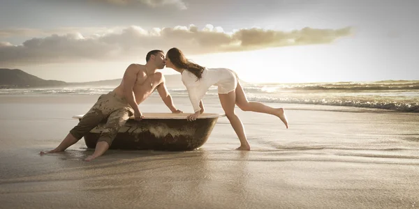Ζευγάρι στην παραλία με παλαιό λουτρό — Φωτογραφία Αρχείου