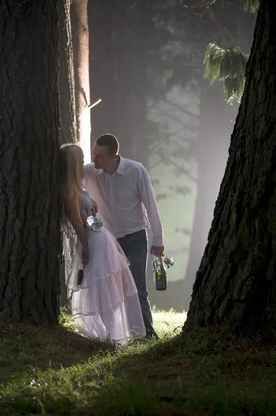 Couple amoureux en forêt — Photo