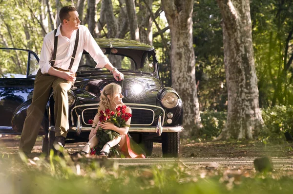 Pareja recién casada con coche vintage —  Fotos de Stock