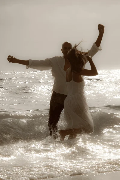 India recién casados pareja bailando —  Fotos de Stock