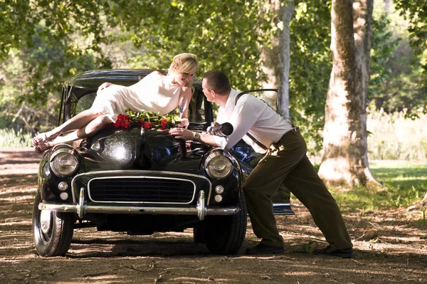 Pareja recién casada con coche vintage —  Fotos de Stock