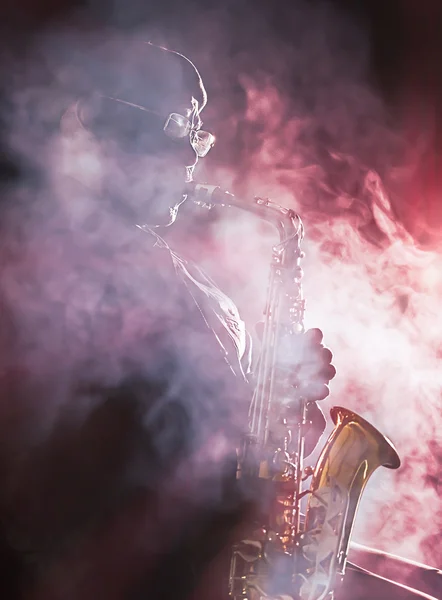 Muzyk gra saksofon — Zdjęcie stockowe