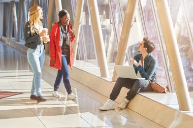 bir tartışma sahip öğrenciler