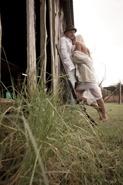 Casal romântico na fazenda — Fotografia de Stock