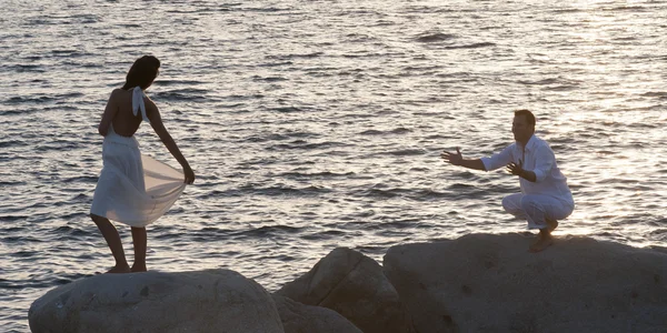 Couple romantique à l'océan — Photo