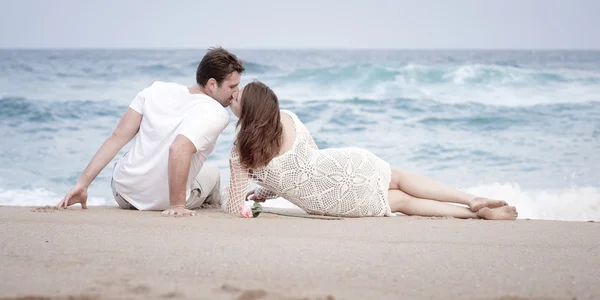 Paar verliefd op strand — Stockfoto