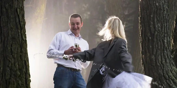 Pareja enamorada en el bosque — Foto de Stock