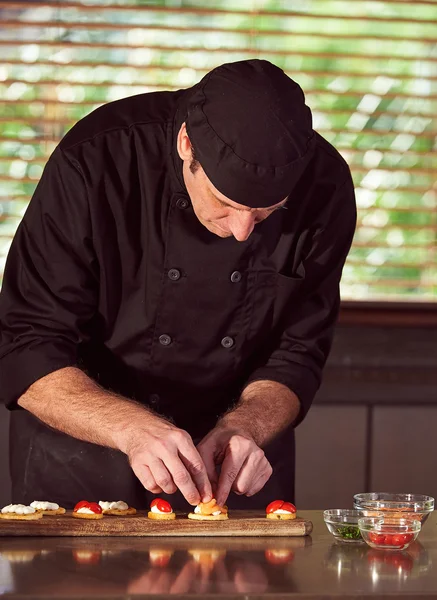 Chef-kok canapeetjes voorbereiden — Stockfoto