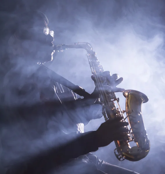 Músico tocando saxofone — Fotografia de Stock