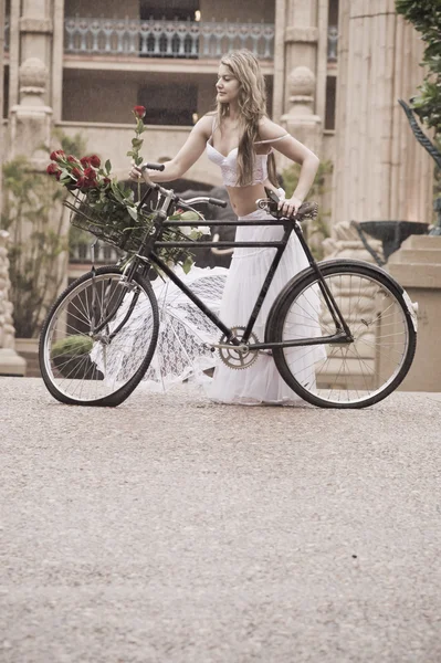 Novia a la antigua con bicicleta retro — Foto de Stock