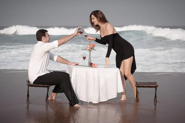 Pareja enamorada en la playa — Foto de Stock