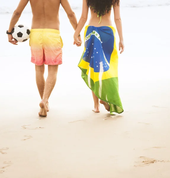 Homme et femme avec drapeau du Brésil — Photo